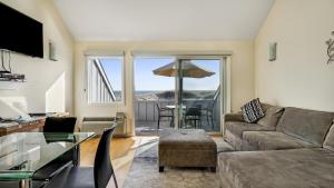 阿默甘西特迎风海岸度假酒店的带沙发和玻璃桌的客厅