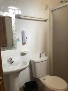 曼塔Hostal Malania的白色的浴室设有卫生间和水槽。
