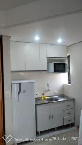 Flat com Sacada - Região Ibirapuera próximo vários Hospitais e UNIFESP的厨房或小厨房