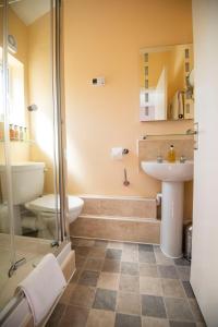 曼斯菲尔德Bridleways Guesthouse & Holiday Homes的带淋浴卫生间和盥洗盆的浴室