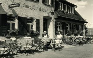 Sontheim im StubentalSontheimer Wirtshäusle的坐在大楼外桌子上的两名妇女