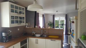 1 Chambre privative avec bureau et cuisine dans maison 105 m2 Montfaucon的厨房或小厨房