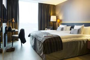 斯德哥尔摩斯堪迪克的一间设有大床和窗户的酒店客房