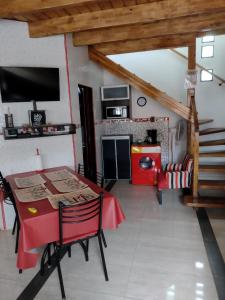 马拉圭MALARGUE STYLE,A 100 Mtrs DEL CENTRO,MUY UBICADO的一间厨房,里面配有红色的桌子和椅子