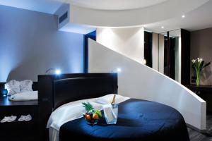 罗马21酒店的一间卧室配有一张带水果的床
