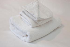 奥本5 bed house near Oban的一张桌子上一叠白色毛巾