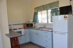 库克敦Cooktown Motel的厨房配有白色家电和白色冰箱