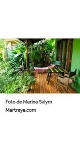 伊瓜苏港Jardín de Naipí 2的木甲板上配有吊床的门廊