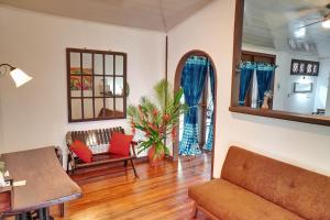 萨拉皮基La Quinta Sarapiqui Lodge的客厅配有沙发和桌子