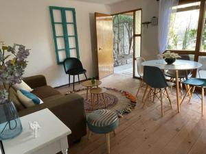 维库尼亚Casa Doris的客厅配有沙发和桌子