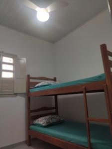 维多利亚Hostel Alto do Rosario的带窗户的客房内的两张双层床