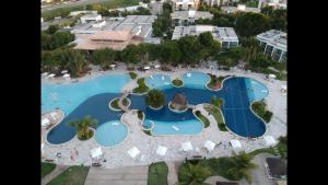 拉巴拉德纳圣米格尔ILOA Residence Apt Completo的享有度假村游泳池的空中景致