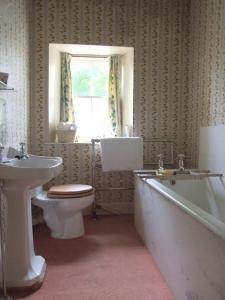 威克楚慕斯特旅馆的浴室配有卫生间、浴缸和水槽。