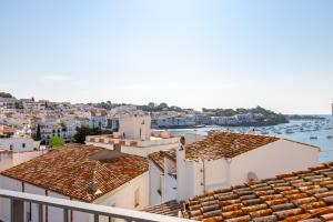 卡达克斯Habitacions Bellaire Cadaqués的从建筑屋顶上可欣赏到城市美景