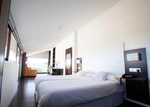 Villanueva del ReyHotel Rural Las Monteras的卧室配有一张白色大床