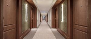 布加勒斯特InterContinental Athenee Palace Bucharest, an IHG Hotel的走廊,带木门和走廊的建筑走廊