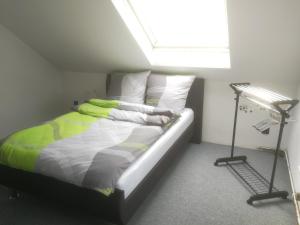 索林根Fachwerk SG的一间带床的卧室,位于带窗户的房间内