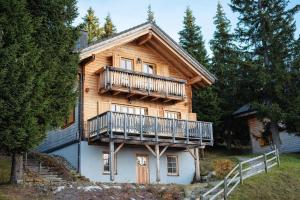 ElsenbrunnHoliday village Koralpe St- Stefan im Lavanttal - OKT07003-FYD的带阳台的大型木屋