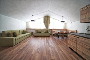 拉特乌伊莱TH La Thuile - Planibel Residence的客厅配有沙发和桌子