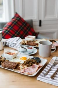 爱丁堡城堡公园旅馆的一张桌子上放着一盘早餐食品