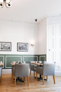 爱丁堡城堡公园旅馆的一间带桌椅的用餐室