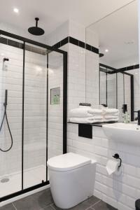 爱丁堡城堡公园旅馆的带淋浴、卫生间和浴缸的浴室