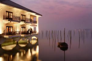河内河内西湖洲际酒店的水面上的房屋