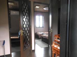 伊东J花园酒店的一间设有门的房间,可通往一间带一张床的卧室