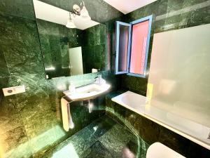 科尔多瓦孔德去卡德纳斯酒店 的绿色浴室设有水槽和镜子