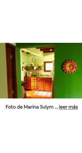 伊瓜苏港Jardín de Naipí 3的一个带绿色墙壁的厨房和一间带