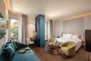 维泰博Hotel Niccolo' V - Terme dei Papi的酒店客房,配有床和沙发