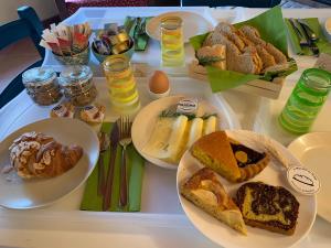 西尼加利亚Naturaverde Country House的餐桌上摆放着面包和糕点