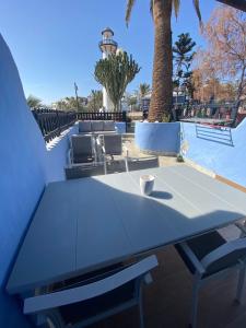 马斯帕洛马斯Bungalow Playa del Aguila的一张蓝色桌子,上面坐着杯子