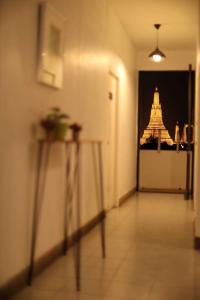曼谷Baan Suandao Wat Arun的走廊,晚上可欣赏到大楼的景色