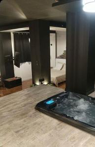 La suite Grenoble spa jacuzzi et sauna privatif客房内的一张或多张床位