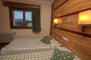 科森泰纳奥东河酒店的酒店客房设有两张床和窗户。