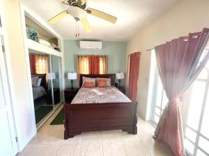 MandalWintberg Tropical Villas的一间卧室配有一张床和吊扇
