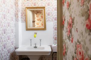 勒阿弗尔Hotel de Charme La Bonne Adresse的一间带水槽和镜子的浴室