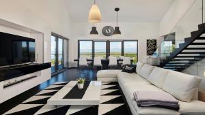 奈维斯Villa Blue Ocean的客厅配有白色的沙发和桌子