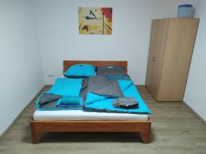 汉堡Five Oaks Hamburg的一张带蓝色床单和枕头的床