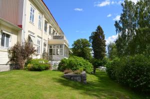 谢莱夫特奥Stiftsgården Hostel Skellefteå的一座房子,房子旁边是一座庭院