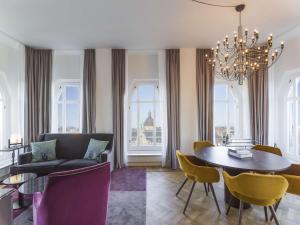 斯德哥尔摩斯德哥尔摩斯特兰德丽笙酒店的客厅配有沙发和桌椅