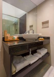 普诺普诺德尔印加圣淘沙集团酒店的浴室配有盥洗盆、镜子和毛巾