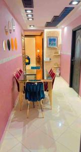塞拉appartement luxueux à Rabat的一间带桌椅和镜子的用餐室