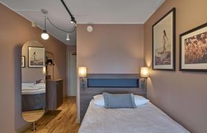 斯堪迪克CH酒店客房内的一张或多张床位