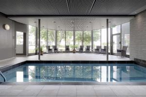 赫尔辛堡赫尔辛堡北斯堪迪克酒店的一座带桌椅的游泳池