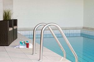 卡尔马斯堪卡尔马酒店的游泳池旁带金属栏杆的游泳池