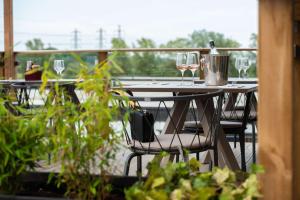 马尔默斯堪迪克赛格弯酒店的阳台配有桌椅和酒杯
