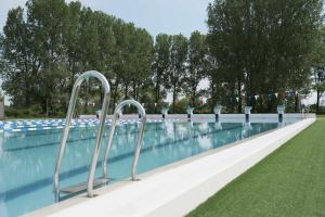马尔默斯堪迪克赛格弯酒店的一个带一排金属扶手的游泳池