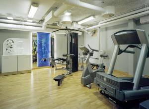 斯堪迪克宫根斯科尔瓦酒店的健身中心和/或健身设施